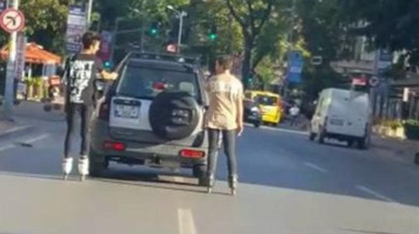 (&ouml;zel Haber) Caddebostan&rsquo;da Patenli Gen&ccedil;lerin Trafikteki Tehlikeli Oyunu Kamerada