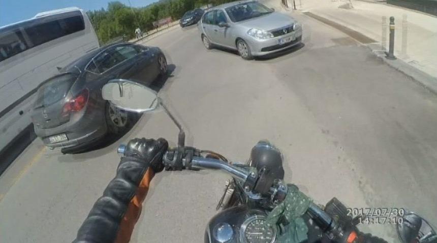 (&ouml;zel)-&ccedil;ekmek&ouml;y&rsquo;de Nişanlı &Ccedil;iftin Motosiklet Kazası Kask Kamerasında