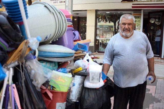 Kazancının Yarısını Kedilere Harcıyor