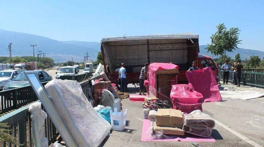 (&ouml;zel Haber) Nakliye Kamyonunun Tekeri &Ccedil;ıktı, İ&ccedil;indeki Eşyalar Yerlere Sa&ccedil;ıldı