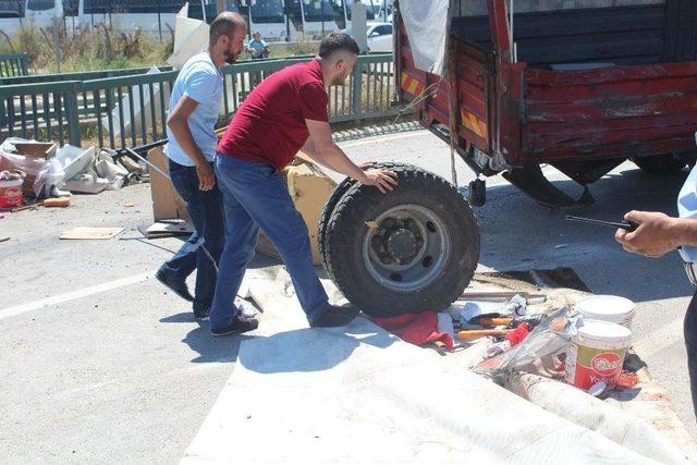 (özel Haber) Nakliye Kamyonunun Tekeri Çıktı, İçindeki Eşyalar Yerlere Saçıldı