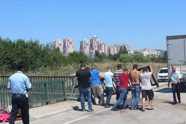 (özel Haber) Nakliye Kamyonunun Tekeri Çıktı, İçindeki Eşyalar Yerlere Saçıldı