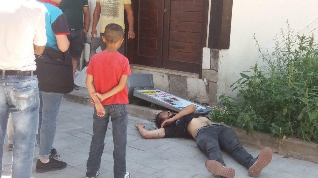 (&ouml;zel Haber) Madde Krizine Girip Bayılan Genci &Ccedil;ocuklar Endişeli G&ouml;zlerle İzledi