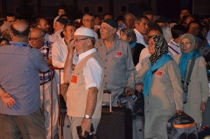 İlk Hac Kafilesi Dualarla Uğurlandı G5