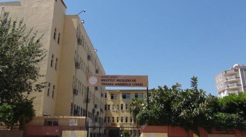 Boşaltılan Okulun Sıraları Pencereden Atıldı