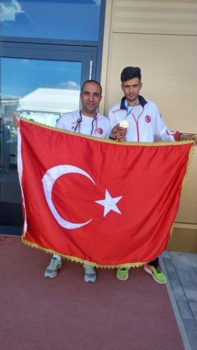 Vanlı Atletten Birincilik Madalyası