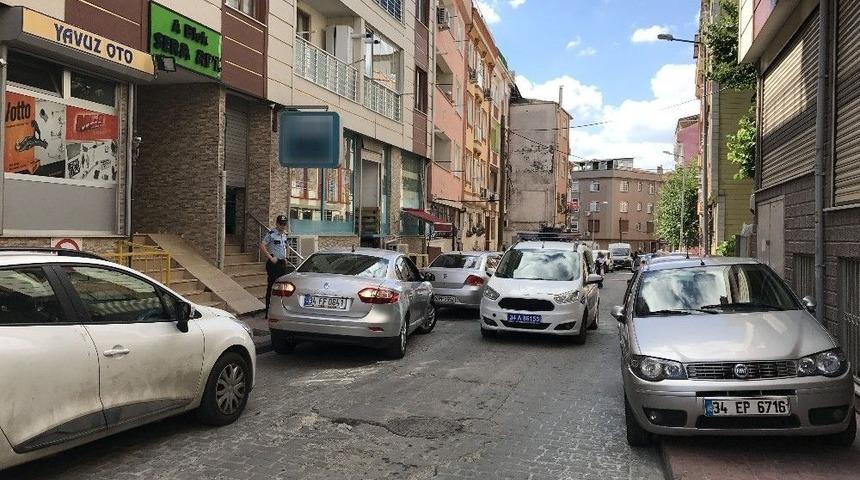 Beyoğlu&rsquo;nda G&uuml;peg&uuml;nd&uuml;z Silahlı Market Soygunu Kamerada