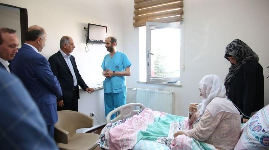 Efkan Ala Annesini Hastanede Ziyaret Etti