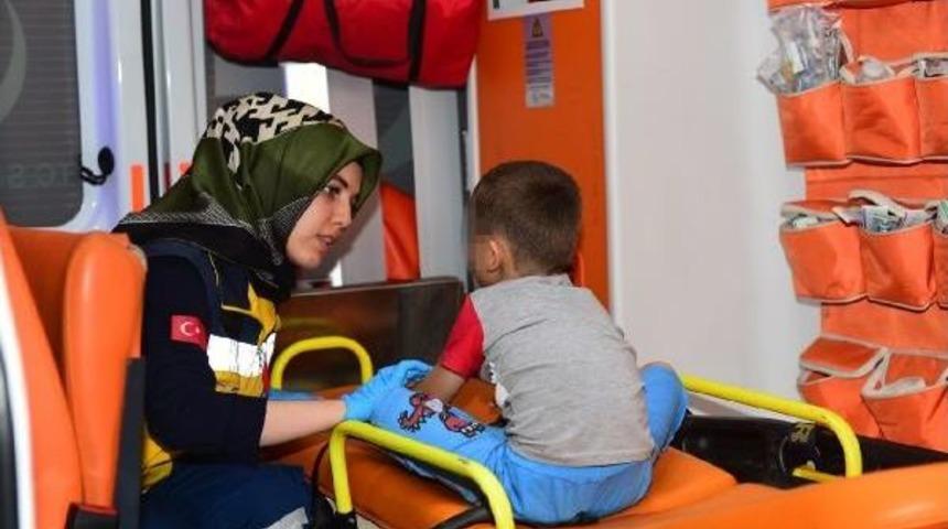 Otomobille Yeğenini Gezdirirken Kaza Yaptı