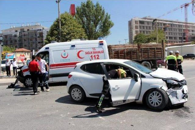 Ambulans Otomobil Ile Çarpıştı: 1 Yaralı