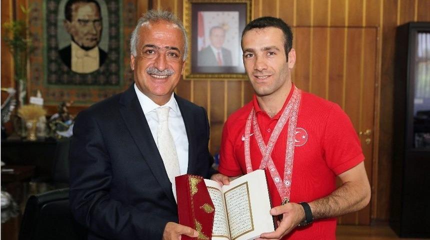 Olimpiyat Şampiyonu Esenboğa, Rekt&ouml;r &Ccedil;omaklı&rsquo;yı Ziyaret Etti