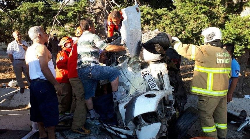 Otomobil Ağaca &Ccedil;arptı: 1 &Ouml;l&uuml;, 2 Yaralı