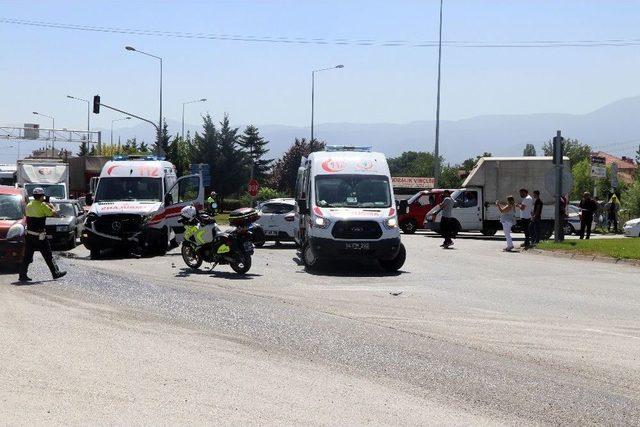 Hasta Taşıyan Ambulans Kaza Yaptı: 1 Yaralı