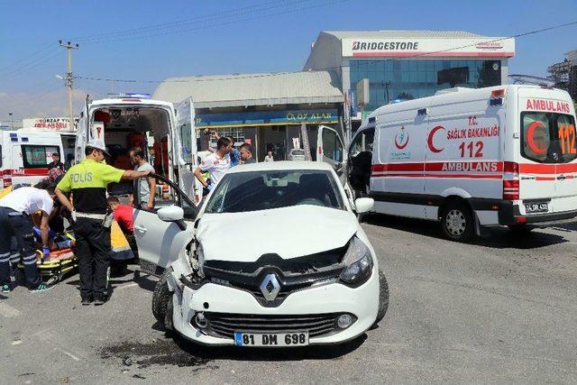 Hasta Taşıyan Ambulans Kaza Yaptı: 1 Yaralı