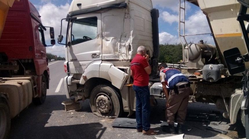 Şile Yolunda Hafriyat Kamyonları &Ccedil;arpıştı: 2 Yaralı