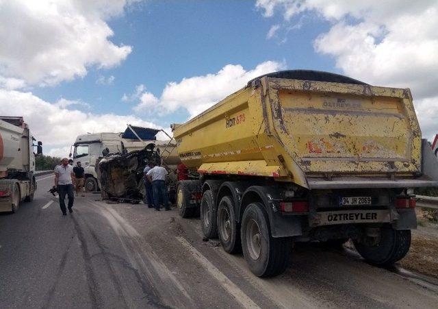 Şile Yolunda Hafriyat Kamyonları Çarpıştı: 2 Yaralı