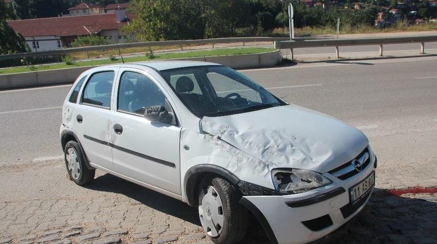 Bilecik&rsquo;te Virajı Alamayan Otomobil Yoldan &Ccedil;ıktı, S&uuml;r&uuml;c&uuml; Yaralandı