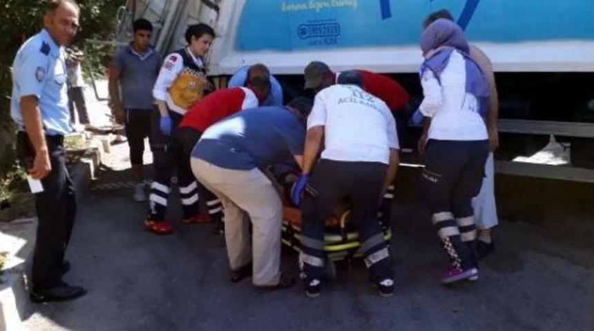 &Ccedil;&ouml;p Kamyonu Ile Ağa&ccedil; Arasında Sıkışan Iş&ccedil;i Yaralandı