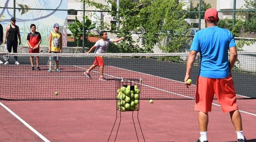 Konyaaltı&rsquo;nda Tenis Ve Halk Oyunu Kursları