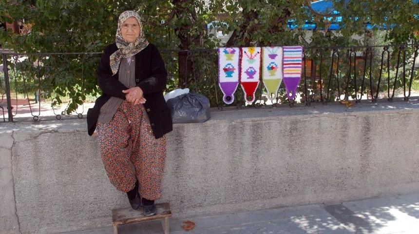 71 Yaşındaki Kadın 7 Yıldır Duvar &Uuml;zerinde Lif Satıyor