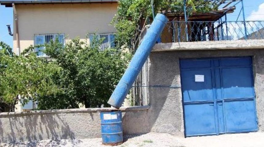 Evinden &Ccedil;&ouml;p Bidonuna Boru D&ouml;şedi