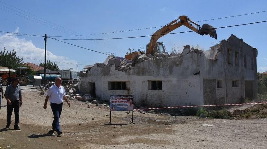 Başkan Kale S&ouml;z&uuml;n&uuml; Tuttu Acarlar&rsquo;a Kreş Yapıyor