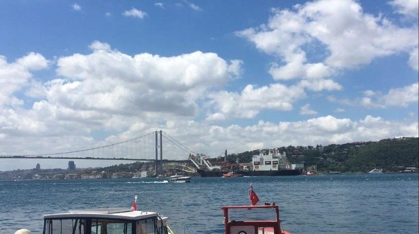 T&uuml;rk Akımı Boru Hattı İnşaatına Boruları İndiren Şantiye Gemisi İstanbul Boğazı&rsquo;ndan Ge&ccedil;ti