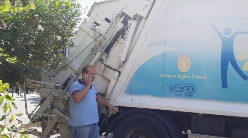 &Ccedil;&ouml;p Kamyonu İle Ağa&ccedil; Arasında Sıkıştı