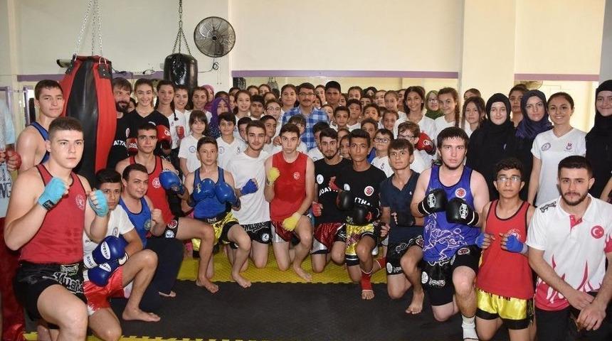 Başkan &Ccedil;elik Şehzadeler&rsquo;in Sporcularıyla Buluştu