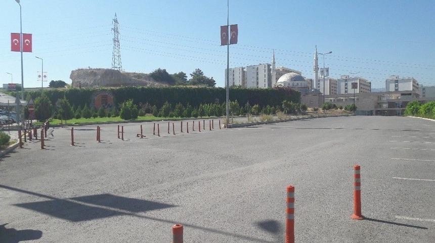 Yetkili Firma Fak&uuml;lte Otoparkını Kapattı, Vatandaş Zor Durumda Kaldı