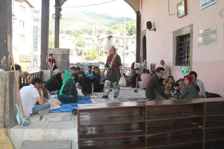 Amasya’da, 117 Afgan sığınmacı cami avlusunda kalıyor  G1
