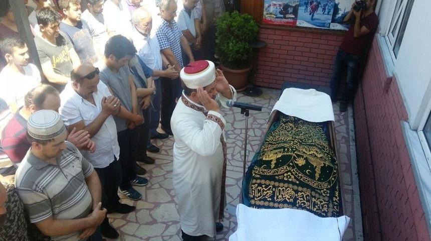 Zayıflamak İ&ccedil;in Midesine Kelep&ccedil;e Taktıran Adam Son Yolcuğuna Uğurlandı