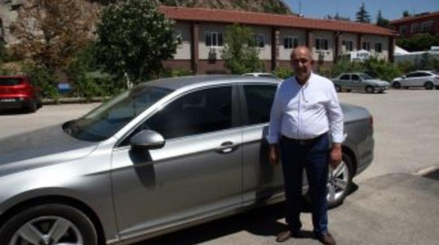 Kırmızı Işıkta Bekleyen Otomobile Mermi İsabet Etti