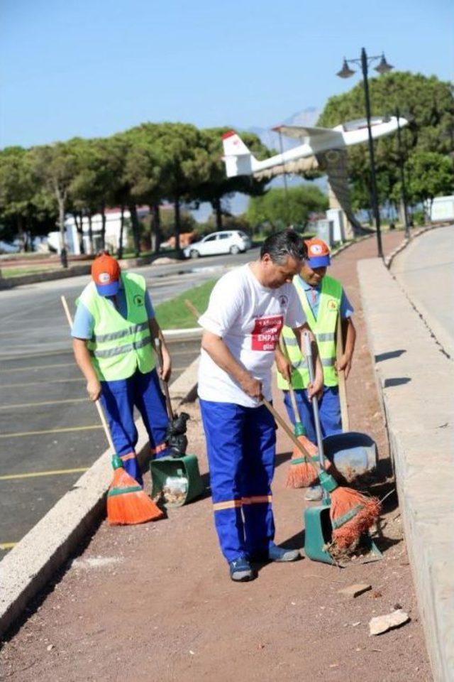 Başkan Çöp Topladı, Telefonları Cevapladı, Patates Soydu