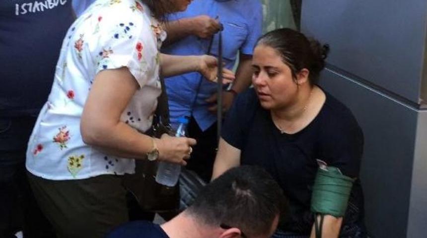 Kaldırımda &Uuml;zerine Tabela D&uuml;şen Kadın Yaralandı