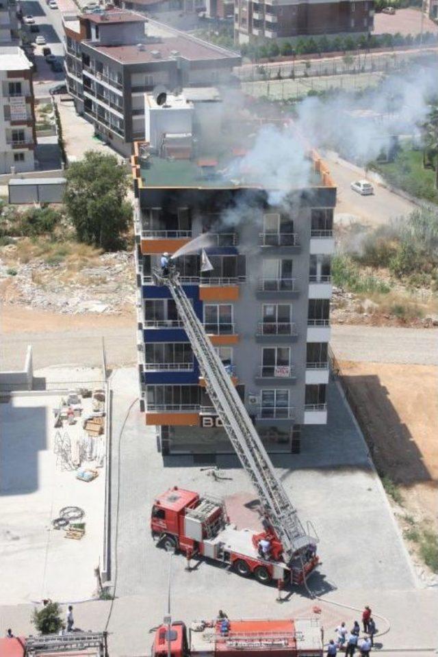 Mersin'de Apartman Yangını Korkuttu