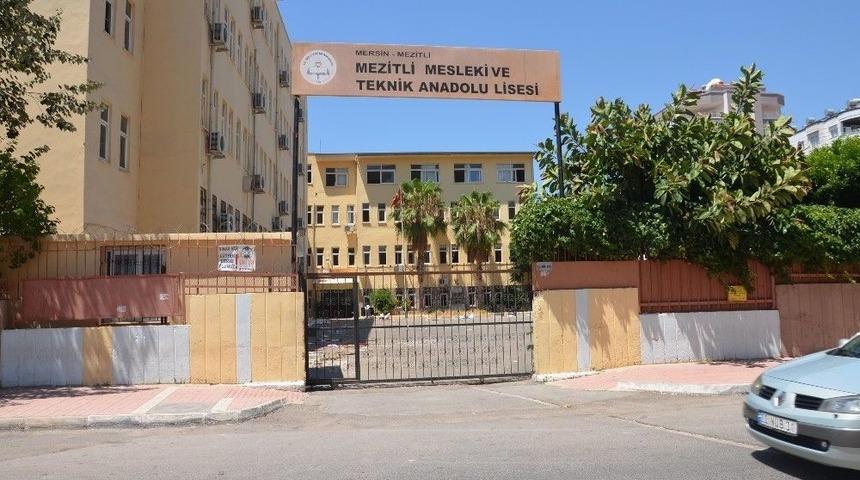 Boşaltılan Okulun Sıraları Pencereden Atıldı, Vatandaş Tepki G&ouml;sterdi