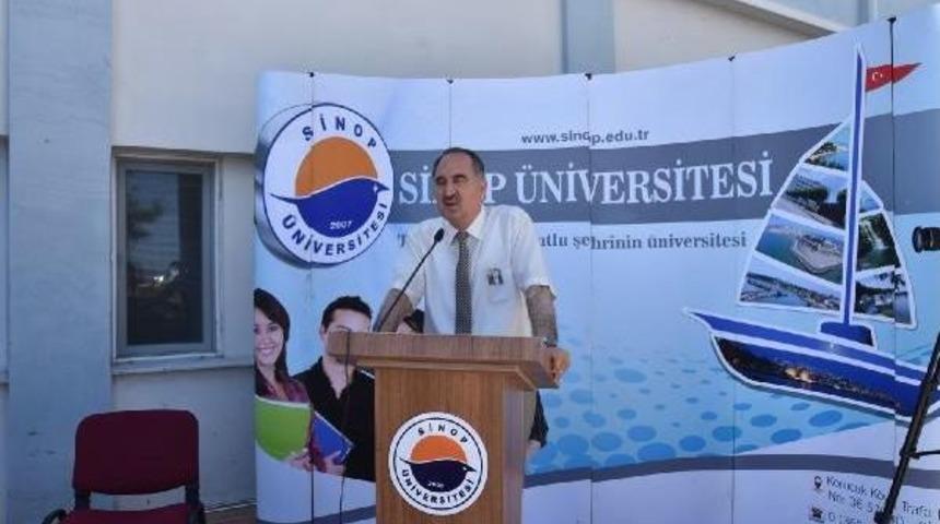 Kazada &Ouml;len Dekan Ve Oğlu I&ccedil;in &Uuml;niversitede Anma T&ouml;reni