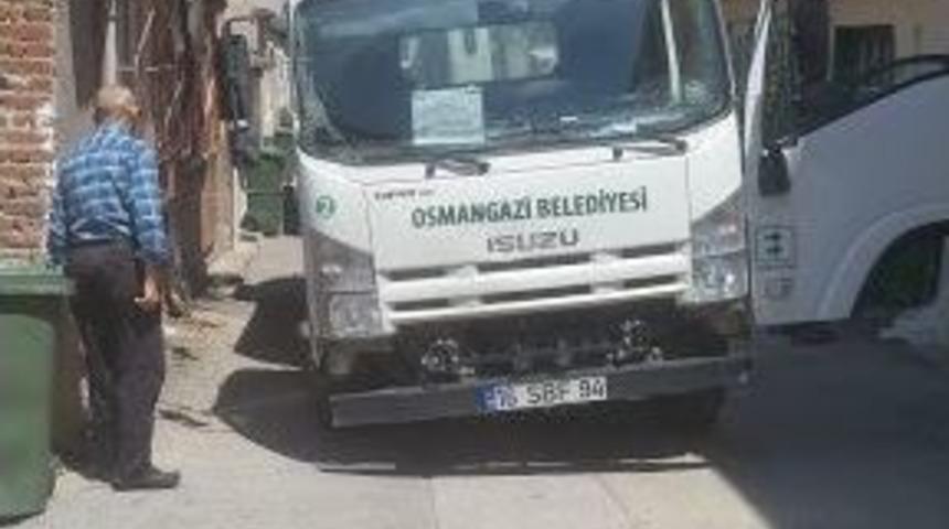 Bursa&rsquo;da &Ccedil;&ouml;p Kamyonu Asfaltı &Ccedil;&ouml;kertti