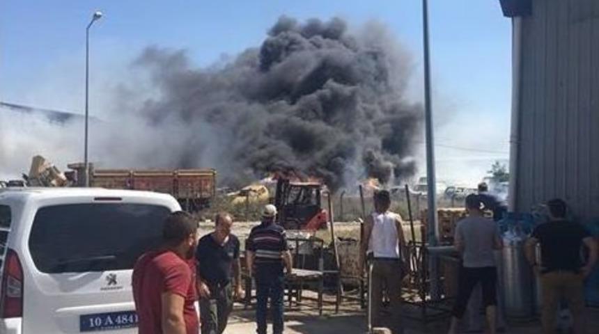 Balıkesir&rsquo;de Onlarca Ara&ccedil; Alev Topuna D&ouml;nd&uuml;