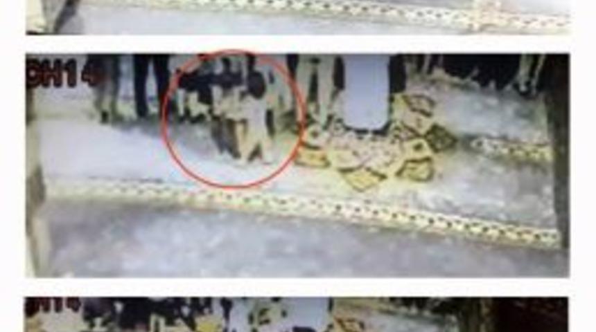 Minik Yaramaz Taburesini Aldığı Adamı Yere D&uuml;ş&uuml;rd&uuml;