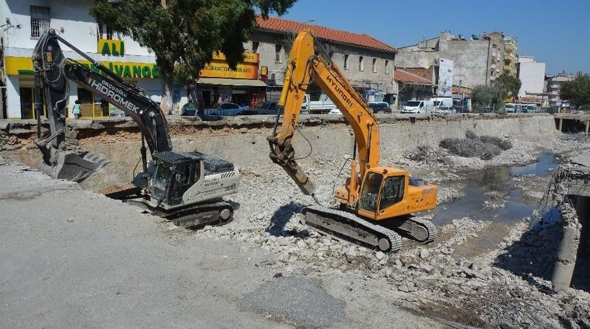 S&ouml;ke&rsquo;de &Ccedil;ay &Uuml;st&uuml; Yıkımı Hızla Devam Ediyor