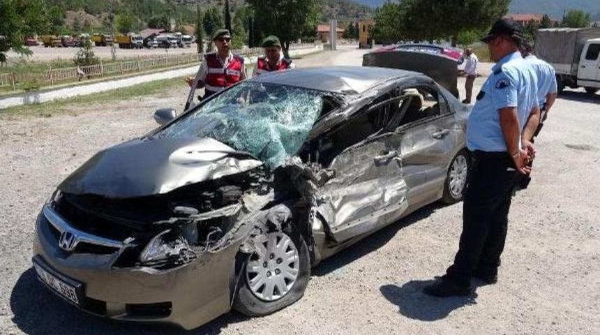 Karab&uuml;k'te Otomobil Kamyonla &Ccedil;arpıştı: 3 Yaralı