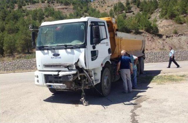 Karabük'te Otomobil Kamyonla Çarpıştı: 3 Yaralı