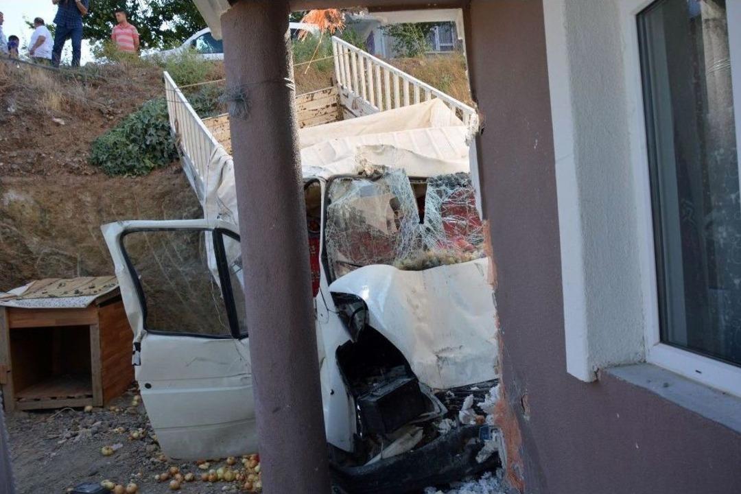 Kamyonet Bah&ccedil;e Duvarını Aşıp Eve &Ccedil;arptı