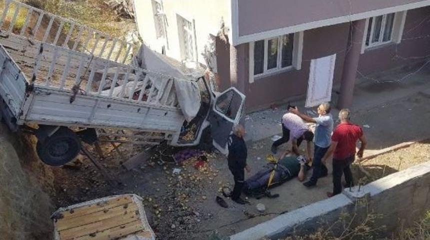 Kamyonet Apartman Bah&ccedil;esine U&ccedil;tu, S&uuml;r&uuml;c&uuml; Yaralandı