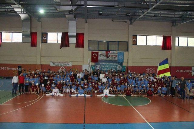 Vakfıkebir Belediyesi’nden Sporculara Malzeme Yardımı