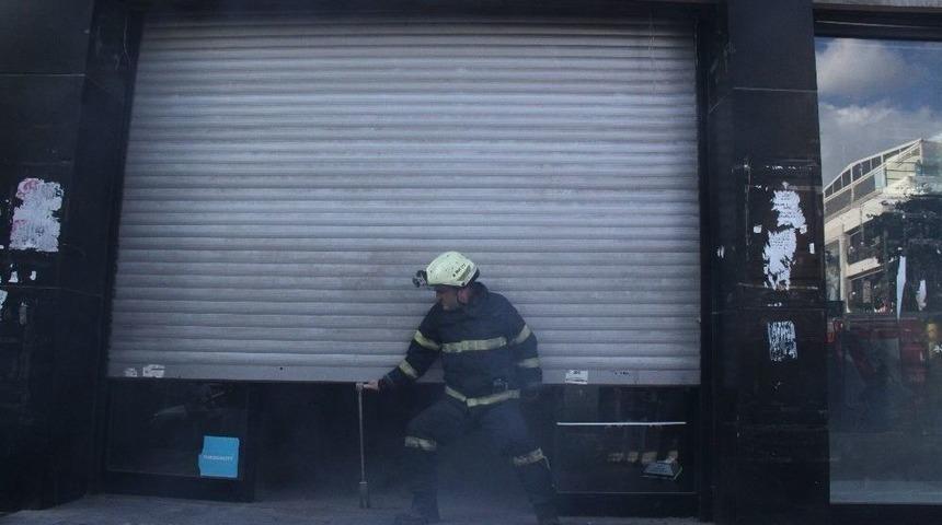Mazgala Atılan İzmarit D&uuml;kkanı Dumanla Doldurdu