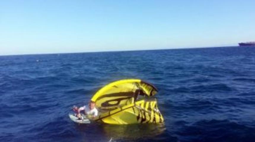 Paraş&uuml;t&uuml;n Ipi Kopunca Denizde Mahsur Kaldı