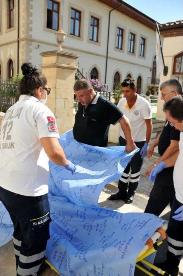 Vali Yardımcısı Ile Görüşemeyince Kendini Yaktı